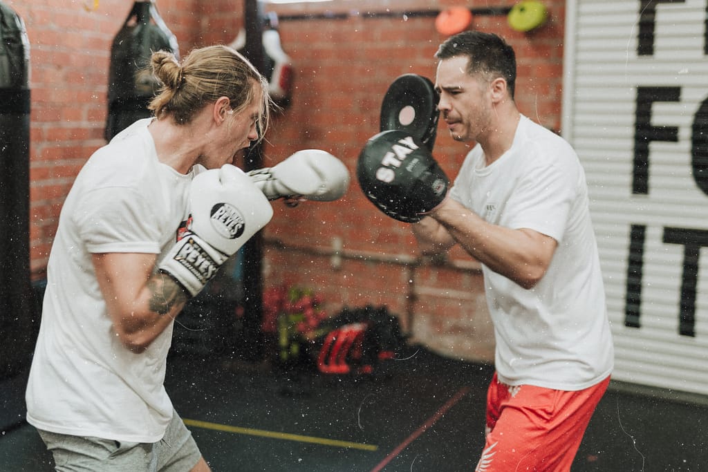 Boxtraining mit Schlagpolstern.