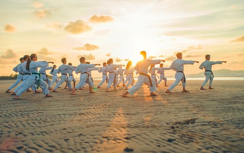 Kata ist eine Standardübung vom Kampfkünsten. Eine festgelegte Choreografie ist jedoch ein gutes Training für den Ernstfall.