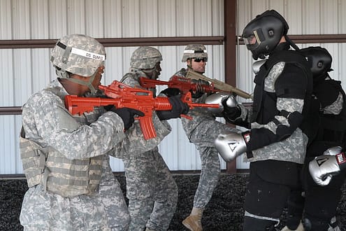 Militärisches Einsatztraining mit Teamtaktiken, Waffeneinsatz, Rollenspielen und mit Gegendruck.