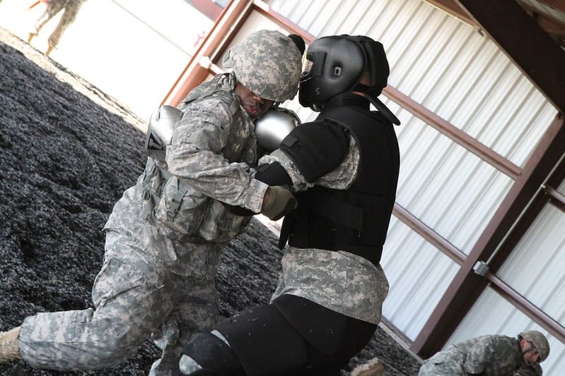 Das Bild zeigt militärisches Einsatztraining, aber die gezeigte Übung könnte auch ziviles Combatives-Training sein.